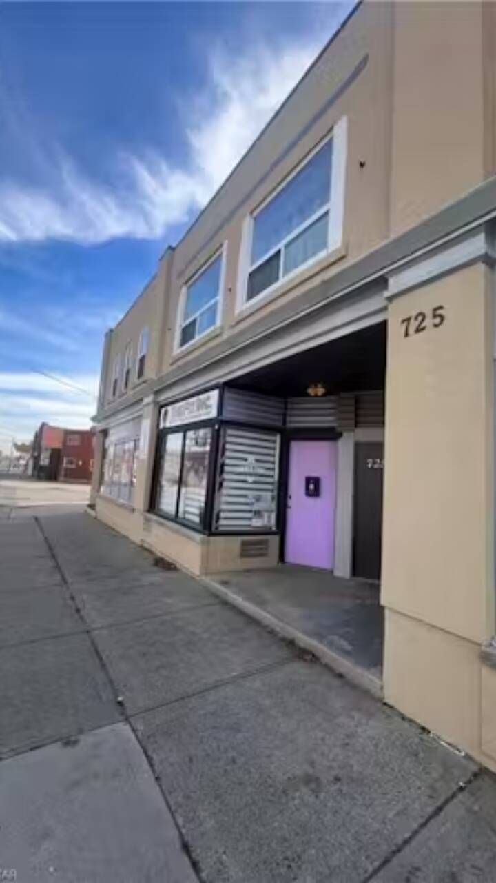 FREESTANDING COMMERCIAL BUILDING FOR SALE IN AURORA