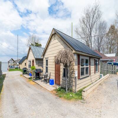 Waterfront Cottage Resort in Long Point