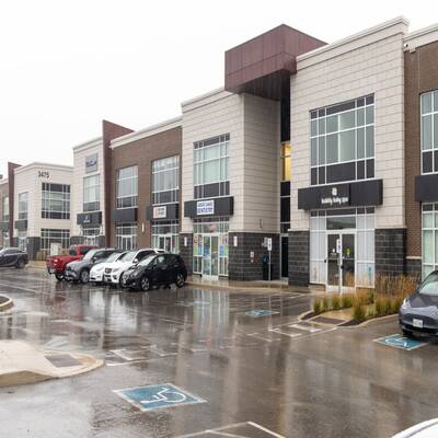 3 Modern Offices 2Wash Front Rec. 12ft Ceil., Oakville