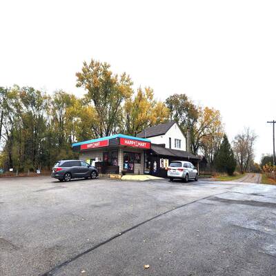 Thriving convenience store in Lake Simcoe area