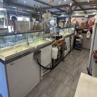 Cafe and Ice Cream shop with Property For Sale!