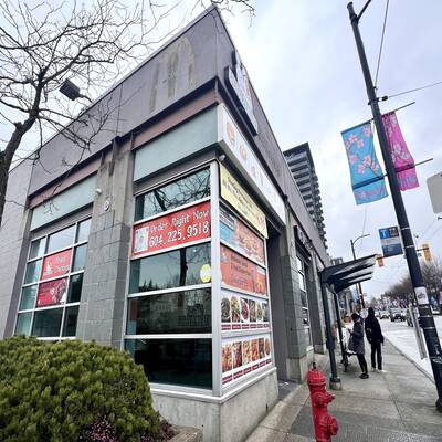 Thriving Fried Chicken Franchise for Sale（8631 Granville Street Vancouver）