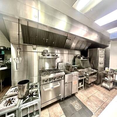 Turnkey restaurant for sale in a prime Kerrisdale location!(2044 West 41st Avenue, Vancouver, BC, Canada)