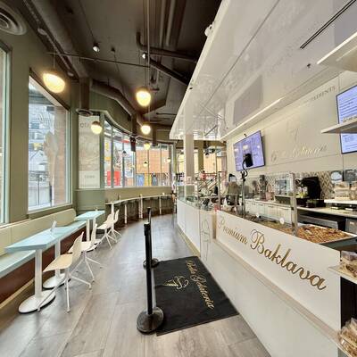 Turnkey Gelato Shop in a Prime Corner Location on Robson Street（1301 Robson St）