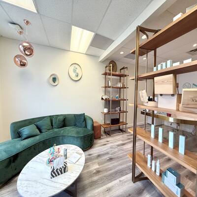 Exceptional Turnkey Medical Spa & Beauty Salon（700 4400 HAZELBRIDGE WAY）