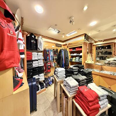 Well-established Gift & Souvenir Store （1128 W HASTINGS STREET）